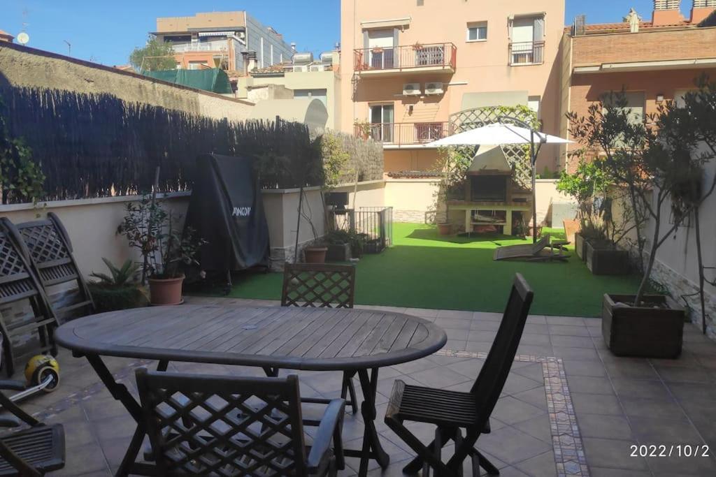 Precioso Apartamento Con Magnifico Patio. Sant Feliu de Llobregat Luaran gambar